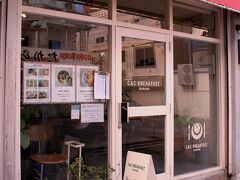 ポークたまごおにぎり本店の対面にスフレパンケーキが有名な、C&C　BREAKFAST。

こちらに並んでいるお客様と、ポークたまごおにぎりに並んでいるお客様で、細い路地は朝から混雑です。

ちょっとハワイっぽいね。