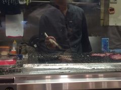 お昼は駅構内、牛タン通りの利久でいただきました。目の前でどんどん焼かれる牛タン。カウンター席最高。