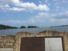松島海岸に到着。日本三景のひとつ。写真ではまったく伝わらないのが残念なくらい素敵な景色です。
遊覧船は迷いましたが、時間と予算の関係で乗らずに、周辺観光を楽しむことにしました。