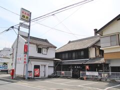 小川町駅に戻りながら武蔵鶴酒造に立ち寄りました。武蔵鶴酒造は小川町にある３軒の酒蔵のうちの１軒です。事前に予約していれば酒蔵の見学も出来る様です。
店頭では日本酒と奈良漬けが販売されています。