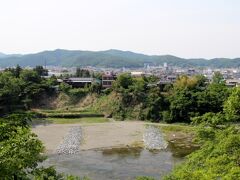 本曲輪の本丸跡付近からの眺め
眼下の荒川の対岸は玉淀河原