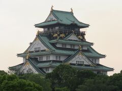 デーン！と、大阪城が見えてきました〜☆
1585年、豊臣秀吉氏が築いたお城です・・