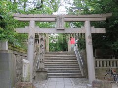 大阪城を出て南の方に歩いて行くと、三光神社の門が見えてきました〜♪