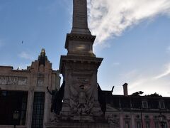 リベルターデ大通りの南端にある、レスタウラドーレス広場

レスタウラドーレスとは復興者たち、の意味。

１６４０年、スペインからの独立を勝ち取った、勝利と独立の精神を表す、高さ３０ｍのオベリスクが建っています。