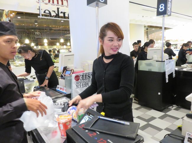 ケーキ屋さんの看板娘？<br />PAUL落ち着いた雰囲気でｸﾞｰです。