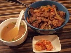 あの残念な日本語満載のお店で、牛丼。
実は、このお店、結構、気に入っています（笑）