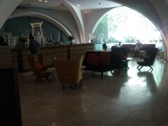 隣のホテルのフロント。
ちょっと、カジュアルな感じ？？？