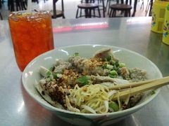 ヒルトンの近くの、地元の人たちのヌードル屋さんで、豚挽き肉トッピングの汁なしそばと、タイの紅茶。
