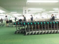 機内では、爆睡でした。
羽田に到着しました。
６時５分、定刻です。