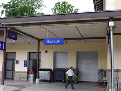 バートイシュル駅


今日は前回、断念したダッハシュタインに行きます。昨日、バートイシュル行きの150番のポストバスはかなり混んでいるのを見ているので、ホテル近くのMirabell platzではなく中央駅から乗ることにしました。案の定、バスは満員で出発。Mirabell platzからでは座れない状態でした。
今日は朝から良い天気。期待に胸が膨らみます。サンクトギルゲンで
停車。今までに２度ほどここを訪れているのですが2度とも雨。バス停前から出ている、ツヴェルファーホルン行きのケーブルカーが動いているのと、頂上を初めてみることができました。サンクトギルゲンを過ぎ、左手のウォルトガンク湖の向こう側にサンクト・ウォルトガンクの街が見えます。あそこまで行くのならバスよりも船の方が全然近道だと、思いました。stroblを過ぎ、バスはバートイシュルに到着。