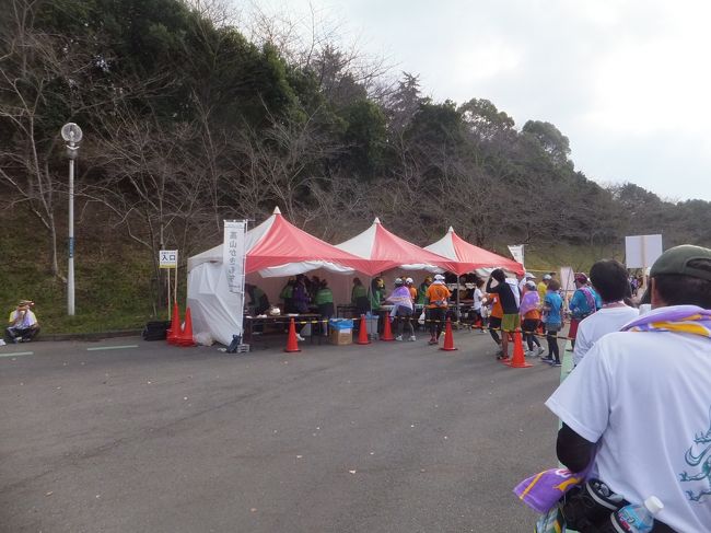 完走した後はフィニッシャーズタオルとメダルを受け取ります。<br />温かいお茶のサービスもありました。