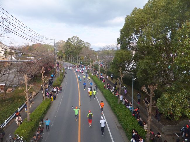 歩道橋を渡ります。まだまだ完走を目指すランナーが走っています。<br />