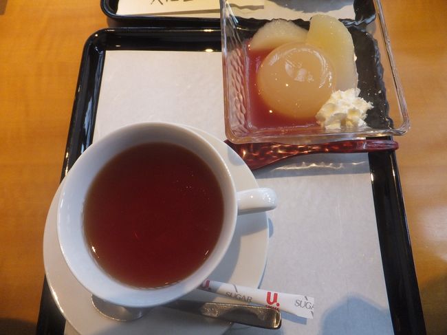 まずは桃のゼリーをいただきます。