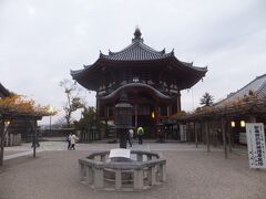 南円堂へ。重要文化財なんだそうです。こちらは拝観することができました。