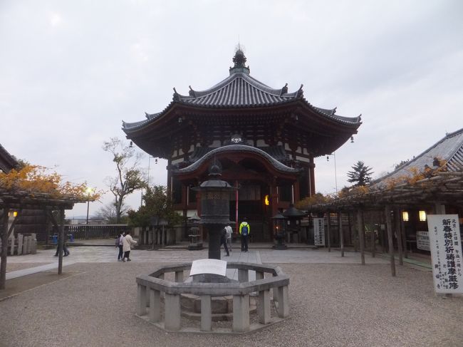 南円堂へ。重要文化財なんだそうです。こちらは拝観することができました。