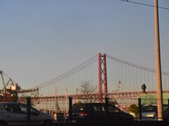 あ、若戸大橋。
なわけありません。

４月２５日橋
１９６６年に開通した２２７７mのつり橋で、上が車、下が鉄道専用だそうです。

