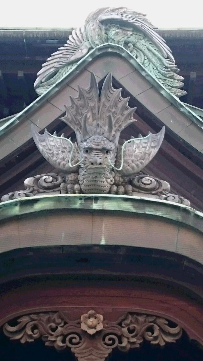 入り口の上にちょうどあります。<br />見守っているのでしょうか？？？