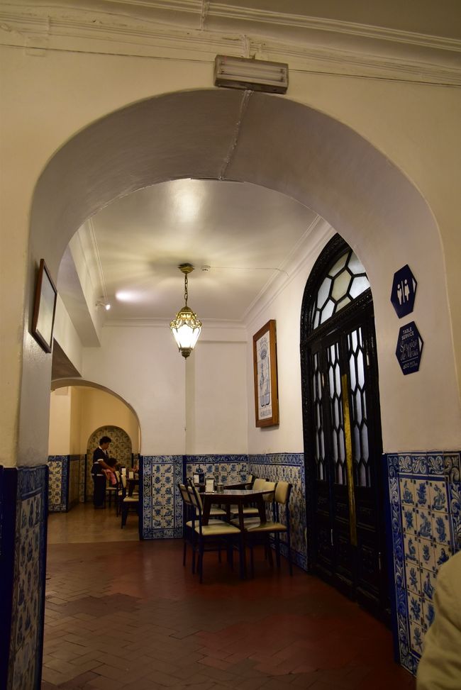 お手洗いを拝借。<br /><br />中はとっても広くて、いくつもの部屋に分かれていて、数百名は入りそうです。