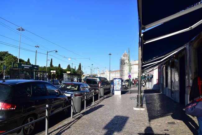 ３０分でベレン（ジェロニモス修道院前）に到着。<br /><br />ベレン地区の観光施設のオープンは１０時なので、待つ間に朝食を。
