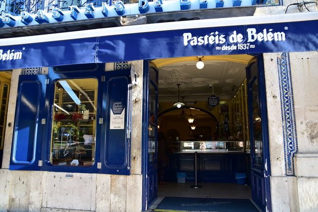 長蛇の列ができることで有名ですが、まだ８時半と、早いのでがら空きです。<br />観光客は私達だけでしたが、地元のお馴染みさんたちが、やはり朝食を摂っていました。<br /><br />エッグタルトだけでなく、パン類もあるのです。