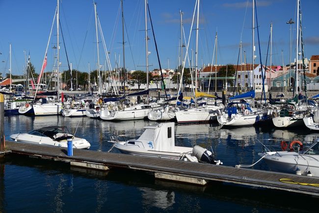 途中、ヨットハーバーがあり、先には進めません。<br /><br />少し後戻って、民俗博物館の前を通って行きました。