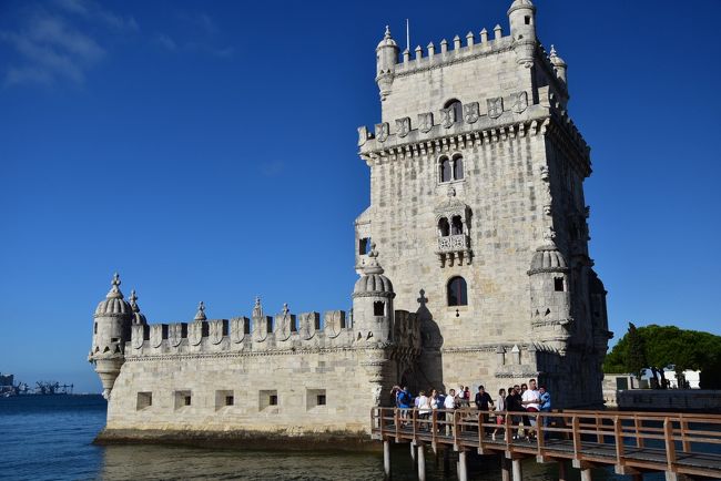 ベレンの塔の正式名称は、サン・ヴィンセンテ砦<br />１６Ｃにテージョ川の船の出入りを監視する目的の要塞として建てられました。<br /><br />青い空と海に白い塔が映えて、司馬遼太郎が「テージョ川の貴婦人」と称したそうです。<br /><br /><br />オープンまで、Ｃ国人がここで入れ替わり立ち代り写真を撮っています。<br /><br />この人民達と一緒に中を見学しなくちゃいけないのかしら？<br /><br />気が重くなって来ました。