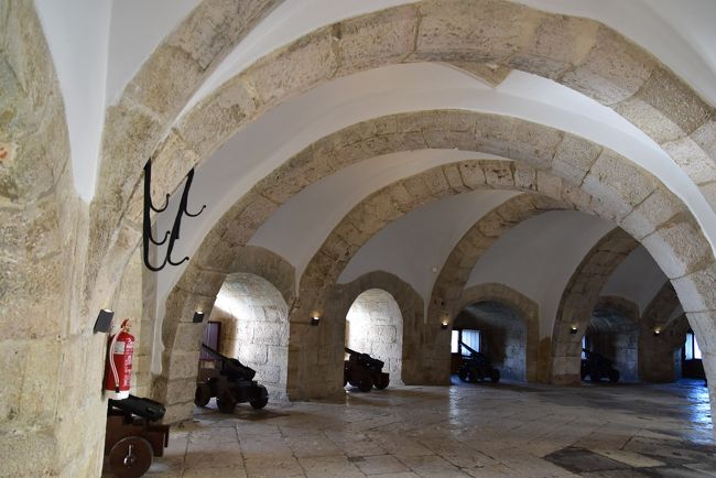 中に入ってみると観光客が少ない理由がわかりました。<br /><br />何もない。<br /><br />ここは堡塁（ほうるい）<br />放射状に取り付けられた窓に大砲が備え付けられています。<br />