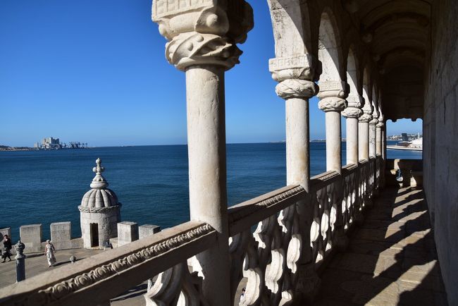 ２階<br /><br />国王の間<br /><br />ルネサンス様式のバルコニーからテージョ川が見渡せます。<br /><br />客船に乗っているような気分です。<br /><br />これと言って見所があるわけではないので、そろそろジェロニモス修道院へ行きましょう。