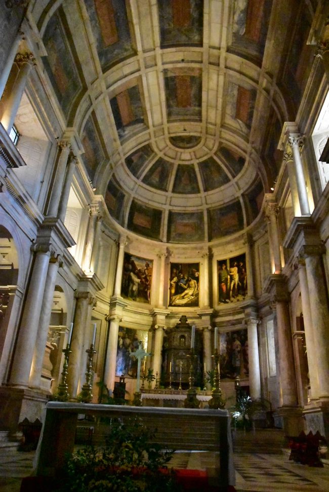 祭壇　　<br /><br />王家の霊廟となっています。<br />左側には、マヌエル?世と王妃、右側には２人のこどもたちの棺が安置されています。