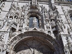 ベレンの塔から徒歩で１０分、いやそれ以上歩いたと思います。

暑くてヘトヘトでしたが、南門の美しい彫刻を見たら、元気が出てきました。