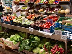 朝食がエッグタルト２個だけだったので、お腹がすきました。

トラムの車窓から、エッグタルトを求める人で長蛇の列のパステイス・デ・ベレンを眺めながら、ベレン地区を後にして、リベイラ市場へ。