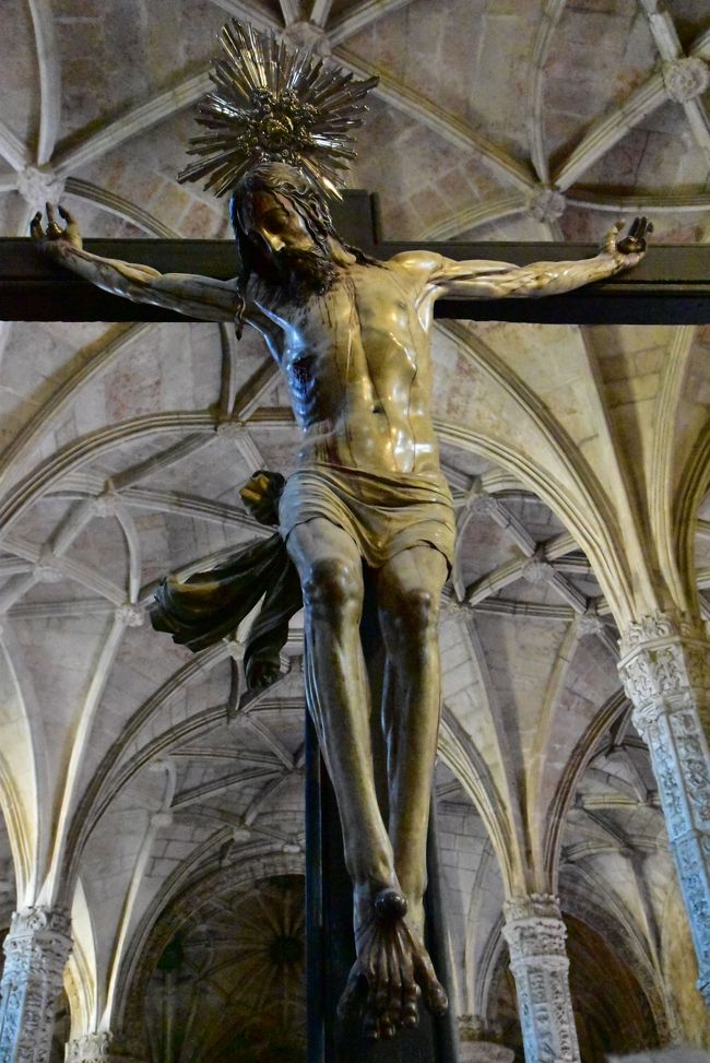 ２階の聖歌隊席には、磔刑のキリスト像が掲げられています。<br /><br />こんなに近くで、しかもリアルで大きなイエス像を見たのは初めて。<br /><br />あまりに生々しくてショックでした。