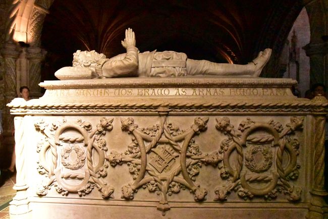 教会に入って左側に安置されている、カモンイスの石棺。<br /><br />彫られているのは、筆と竪琴だそうです。