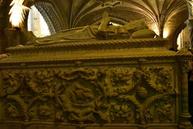 こちらは、ヴァスコ・ダ・ガマの石棺。<br /><br />カラベル船が彫られています。