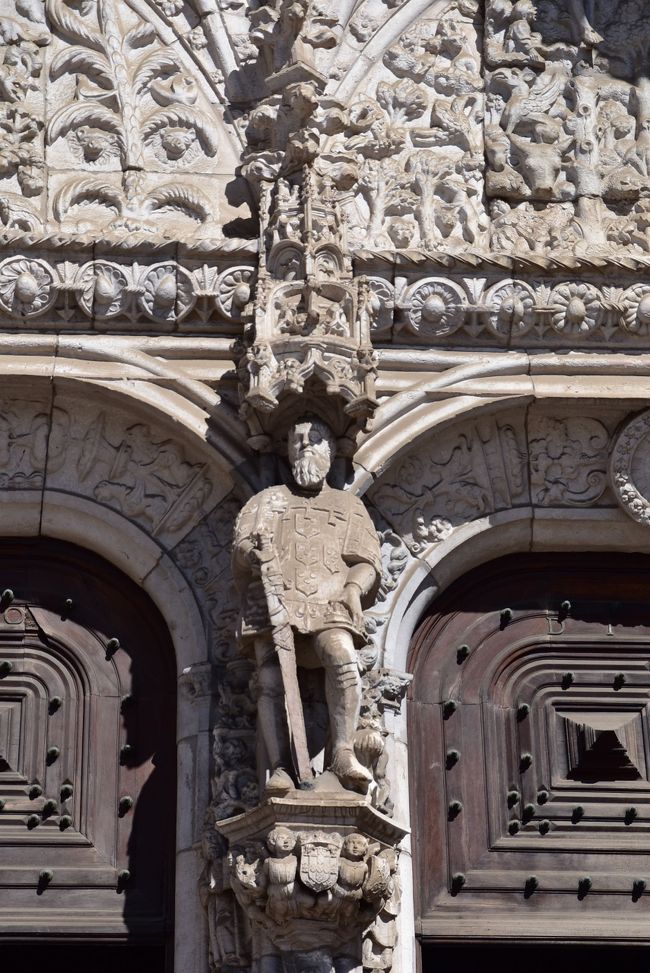 中央に立つのはエンリケ航海王子の像<br /><br />繊細な彫刻が見事です。