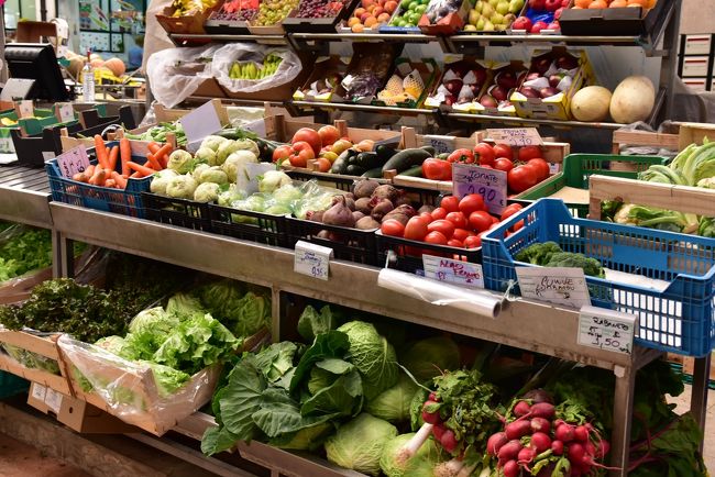 朝食がエッグタルト２個だけだったので、お腹がすきました。<br /><br />トラムの車窓から、エッグタルトを求める人で長蛇の列のパステイス・デ・ベレンを眺めながら、ベレン地区を後にして、リベイラ市場へ。