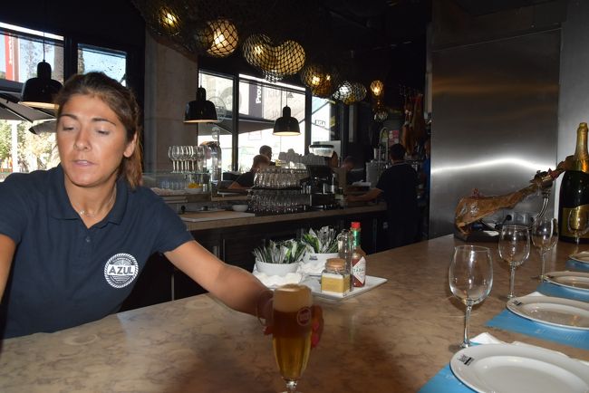 ガイドブックを提示して、「これを、お願いします。」と言うと、それは今日は獲れていないので、無い。<br />と断られました。<br /><br />そして、ガイドブックを受け取り、カウンターの奥に持っていきました。<br />ボスの写真が載っていたのです。<br />店員みんなで、楽しそうに嬉しそうに見ていました。