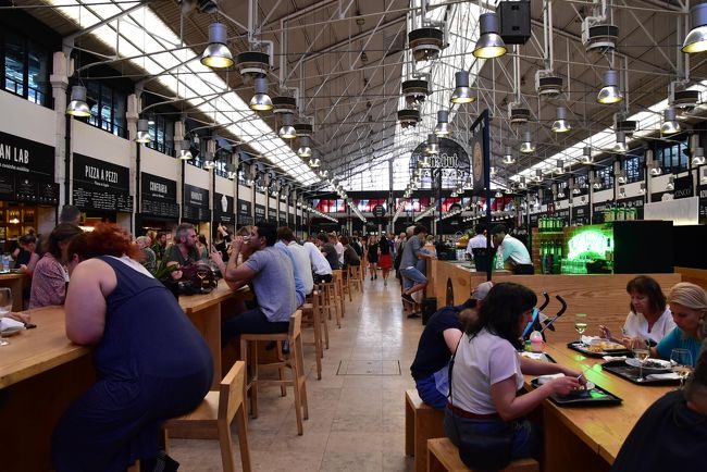 市場内にはフードコートがあります。<br /><br />ここでランチを頂きます。