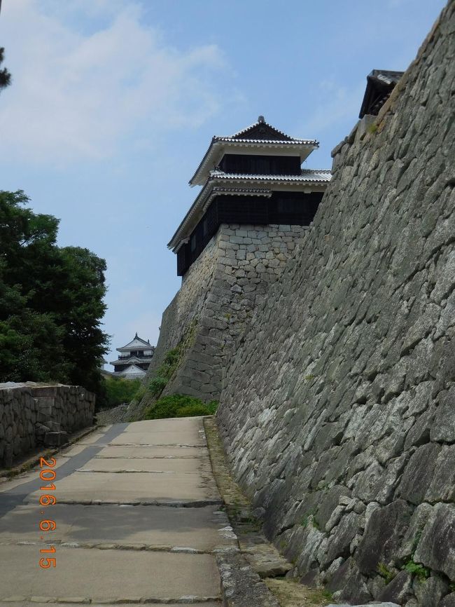 来ました。松山城！<br />天守閣まで遠い・・・<br />