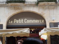 本日のランチはこちらもB&B奥様がお勧めのLe Petit Commerce。
この店はパルモン・サン=ピエール通り（Rue de Parlement Siant=Pierre）の両側にお店を構えています。だんだん拡張したみたいでスタッフの移動距離が長くてバタバタしていました。