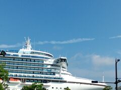 こちらは、
長崎港松が枝国際ターミナルに停泊していました、
大きな客船ですね。
