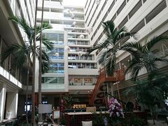 １５分かからず系列ホテルのルネッサンスリゾートへ

ココガーデンに宿泊するとルネで遊べます

色々やりたいアクティビティがあるので私はまず予約に
希望していたものは全部押さえられて一安心
ただアクティビティによって受付の場所が異なるのでかなり面倒です
（どうにかならないものか・・・）

その間娘と主人はホテル内を散策していました