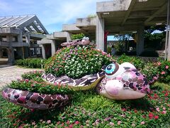 ２時過ぎに美ら海へ到着

立体駐車場へ停めいざ水族館へ

入園チケットですが、５才は無料、主人は途中ローソンで
私はＪＡＬのオプションで１００円でした♪