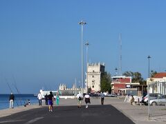 向こうに見えるのは、ベレンの塔。

川沿いに歩いて行けるのか、と思ったら・・・
