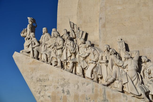 テージョ川に向かって建つ高さ５２ｍのモニュメントには、大航海時代を切り開いた偉人達が並んでいます。<br /><br />先頭に立つのは、エンリケ航海王子<br /><br />他に、ヴァスコ・ダ・ガマ、、マゼラン、また日本で布教活動を行ったフランシスコ・ザビエルなど、世界史の教科書で見かけた人々の姿が。<br /><br />高さ５２ｍのモニュメントの屋上にはエレベーターで上がることができます。<br />ここも１０時オープンなので、通り過ぎただけ。