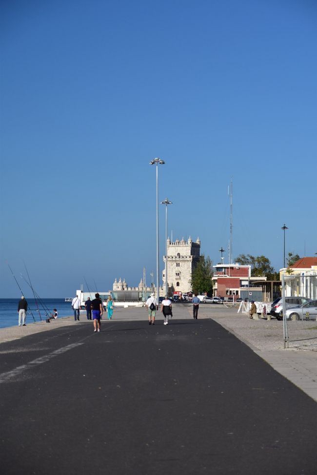 向こうに見えるのは、ベレンの塔。<br /><br />川沿いに歩いて行けるのか、と思ったら・・・