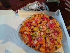 １日遊び倒したので夕食はおんなの駅で簡単に済ませました

セイルフィッシュカフェで頂いたミックスピザも温かいうちに食べられました
ランチの時も頂きましたが、窯焼きなのでとても美味しいです♪

もずくとジーマミー豆腐も購入☆