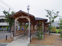 総檜造りで味わいのある建物の「芦湯」は、無料で浸かれる足湯の施設。