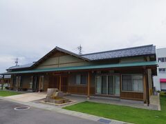 足湯の「芦湯」を抜けると、芸妓の稽古場でもあり、発表の場でもある「伝統芸能館」も木造平屋のしっかりした建物。