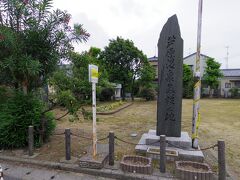 芦原温泉発祥の地を確かめるべく、湯のまち広場から線路を渡って、西の方へ５、６分歩くと、グランディア芳泉の大きな建物の手前に、公園が見えてきました。